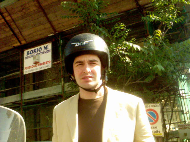 ragazzo in moto col casco