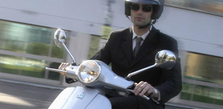 vespa immagine motociclista in vespa lx con casco